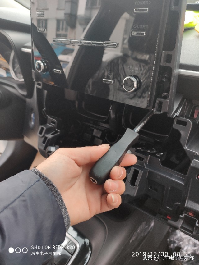 19款丰田卡罗拉导航怎么拆,卡罗拉双擎车载导航安装教程