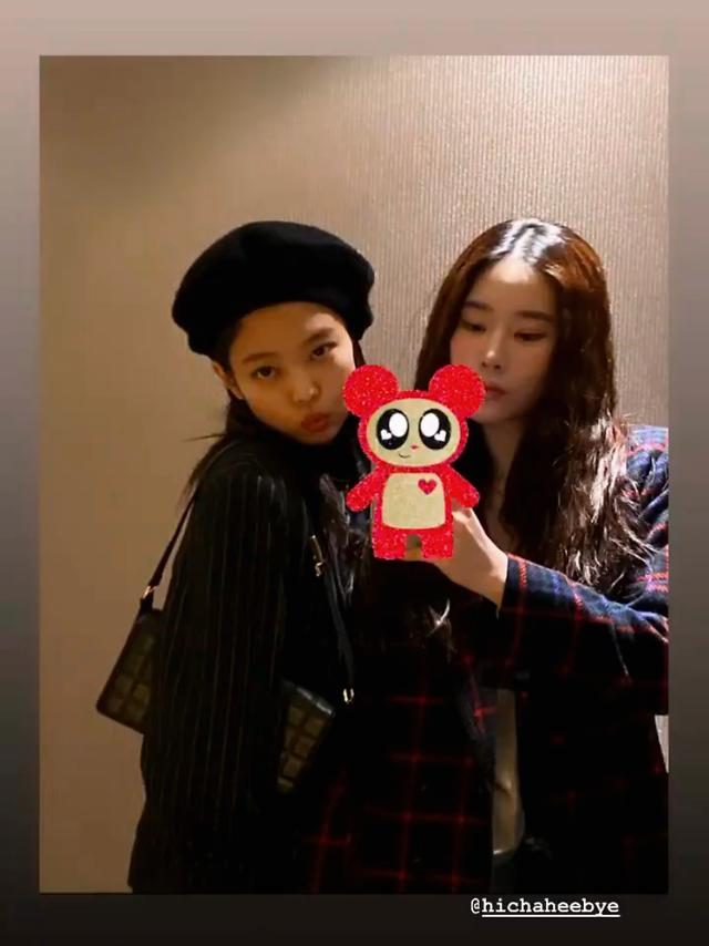 钟楚曦的包包里有什么,钟楚曦杨采钰宋妍霏