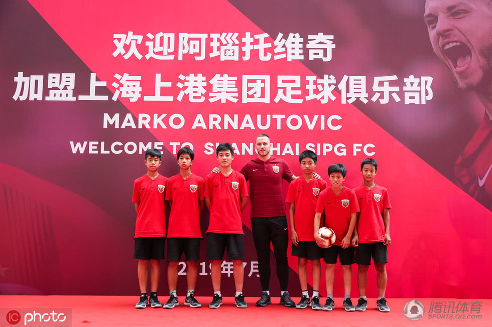 上港新援展示7号球衣阿瑙托维奇接班武磊