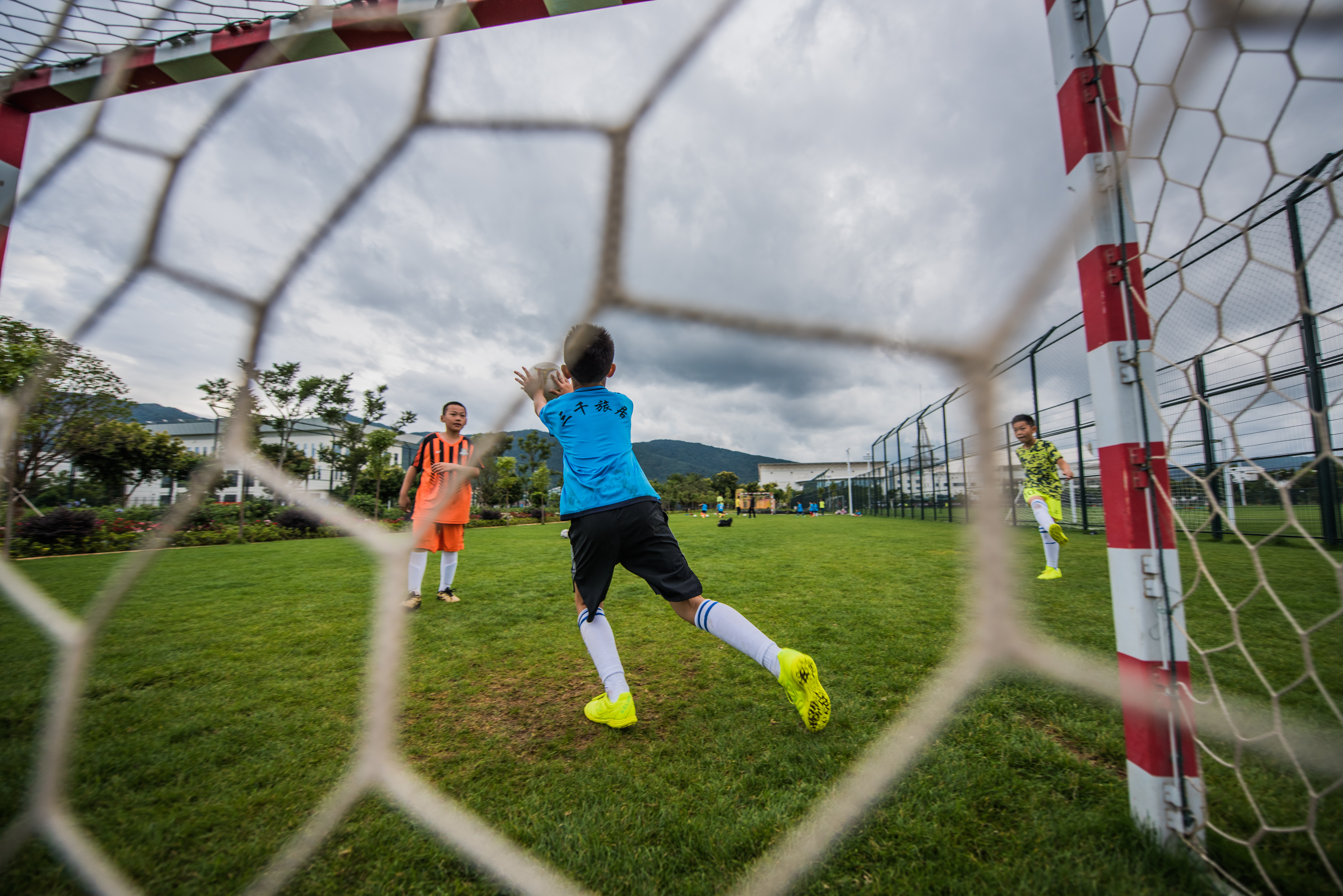 足球训练可以培训孩子的专注力吗,孩子12岁前如何练好足球基本功