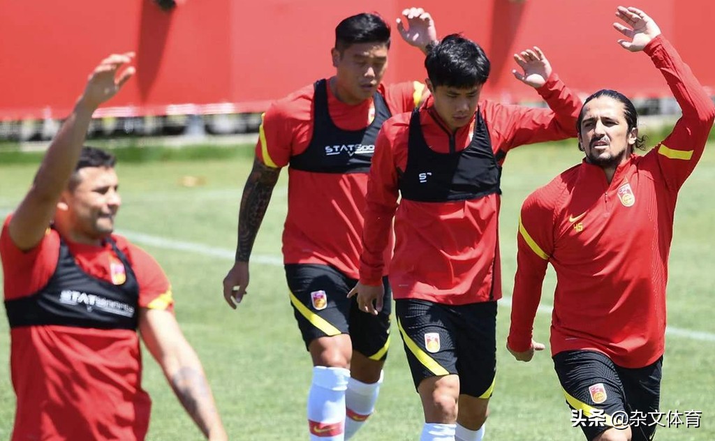 武磊儿女为武磊加油,武磊的照片