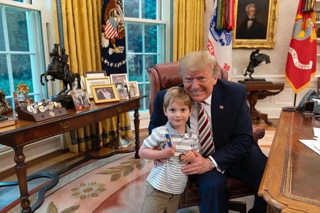 伊万卡家中为小儿子庆生，儿子穿维尼熊卡通装太可爱，颜值像妈妈