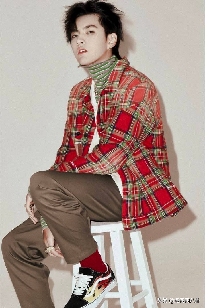 烫锡纸烫的男明星,男明星的锡纸烫