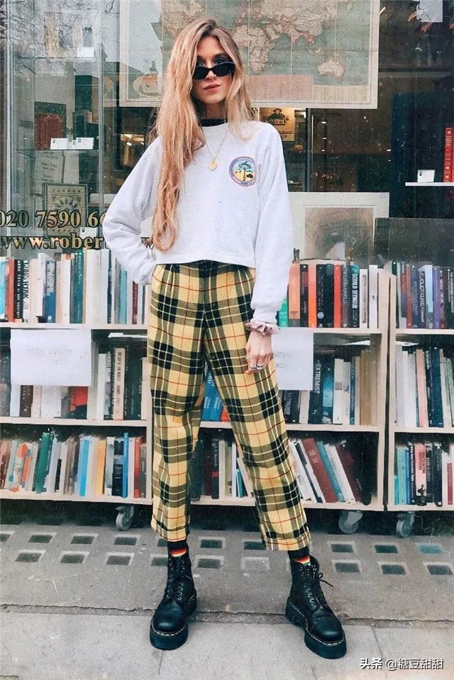 今年流行马丁靴还是老爹鞋,有品位的女人该放弃羽绒服了