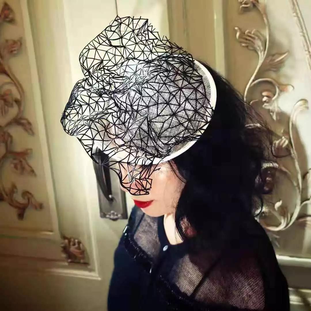 专访|“头大戴不下”怎么办？帽匠设计师Coco跟你聊帽子的学问