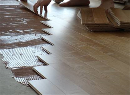 地板上的胶如何清理？有什么方法能快速去除地板胶？