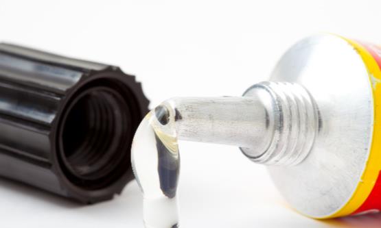 502胶水把手黏住了有什么办法,502胶水粘住手了怎么解开