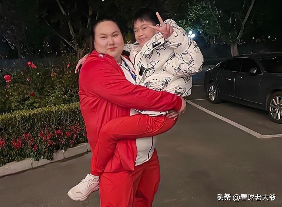 李雯雯全红婵合影,全红婵人偶挂件