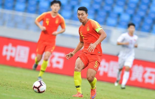 两大球同上热搜，男篮“救了”国奥男足网友造词：足篮打水