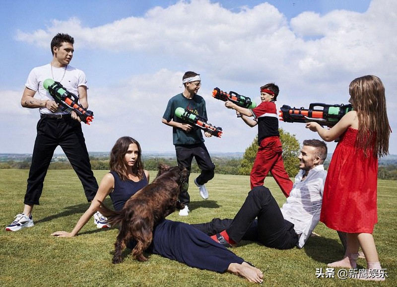 又胖了？小七沙滩踢足球比17岁哥哥腿还粗，太胖跑不动被球砸脸