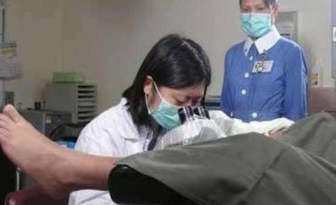 怎么避免顺产时拉粑粑,顺产生孩子最尴尬的事