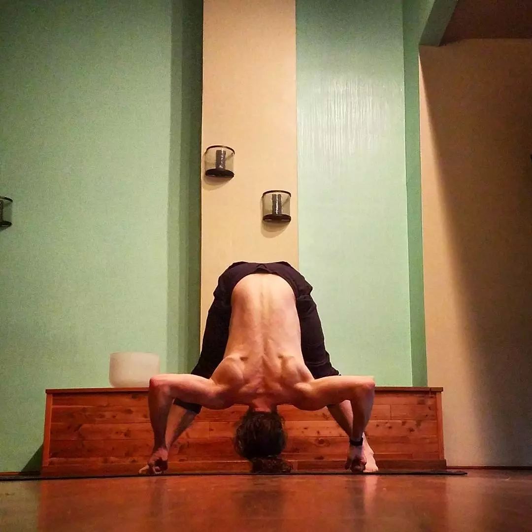 来练瑜伽提升气质,温和的瑜伽运动