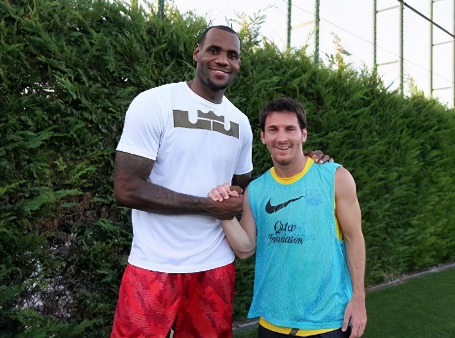 篮球运动员跟足球运动员谁更强壮,nba球员和足球运动员肌肉对比