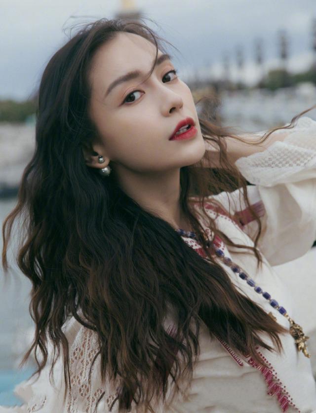 迪丽热巴的鼻子是天生的还是整的,迪丽热巴的鼻子怎么弄