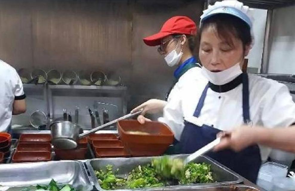 为了留住学生，大学食堂阿姨招式花样百出，就连手抖毛病也治好了