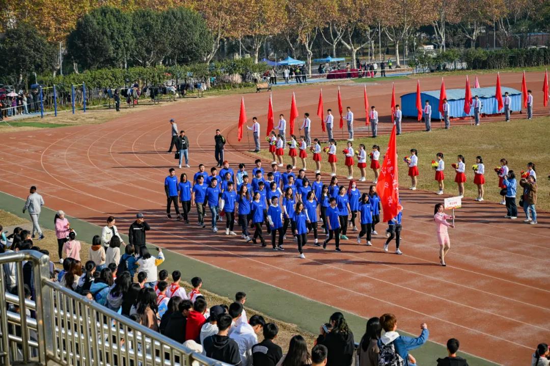 田径运动员在学校比赛,男子团体女子团体比赛