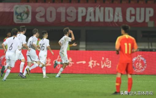 我们该如何赢回尊重？韩媒对脚踩奖杯的反思或给你答案