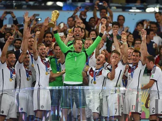 诺伊尔教你怎么守门,一个人改造一面墙