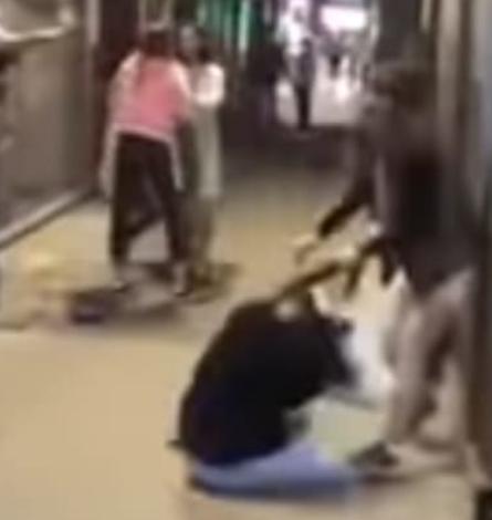 新加坡留学生在墨尔本街头遭暴打,中国留学生在澳大利亚当街遭暴打