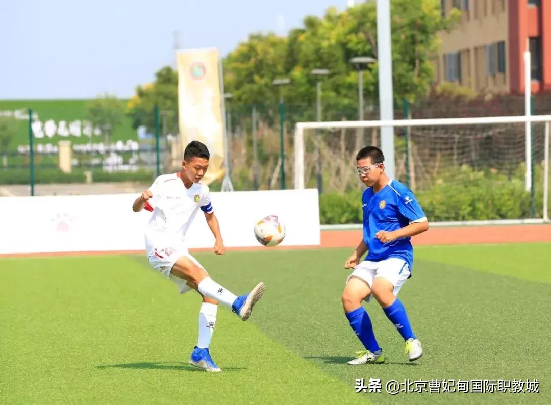 酷暑炎夏也挡不住球友打球的决心,足球绿茵场上的激情与梦想