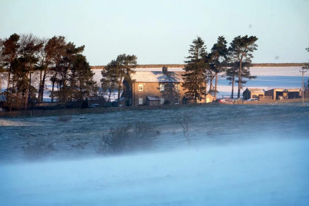 昨天比基尼！今天下雪！英国的天气能有多奇葩？