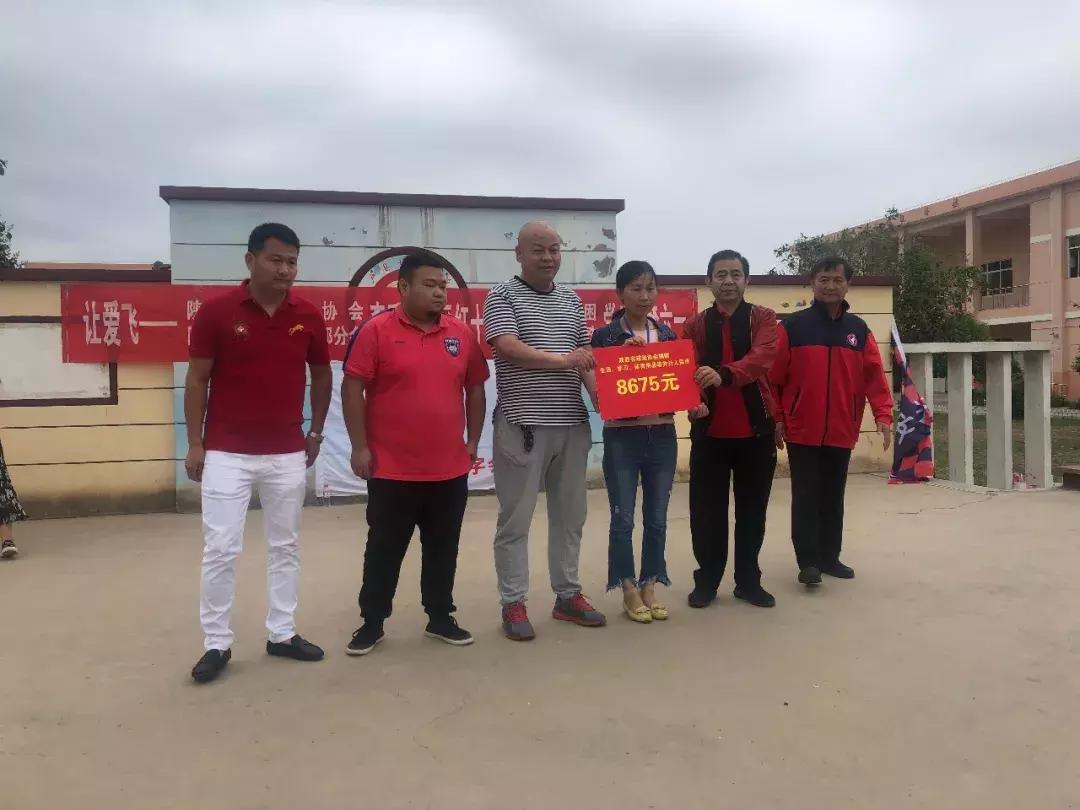 爱心协会为贫困孩子送温暖,公益协会为寒门学子送温暖