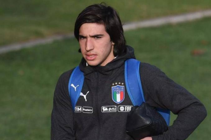 颜值接近踢球风格相仿，人生履历也差不多，这就是皮尔洛二世啊