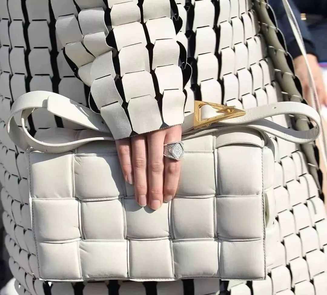 鞠婧祎妆容和杨幂对比,鞠婧祎穿山寨货被发现