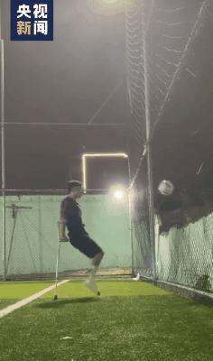 足球场上单腿飞奔射门的他,足球场上超精彩射门瞬间