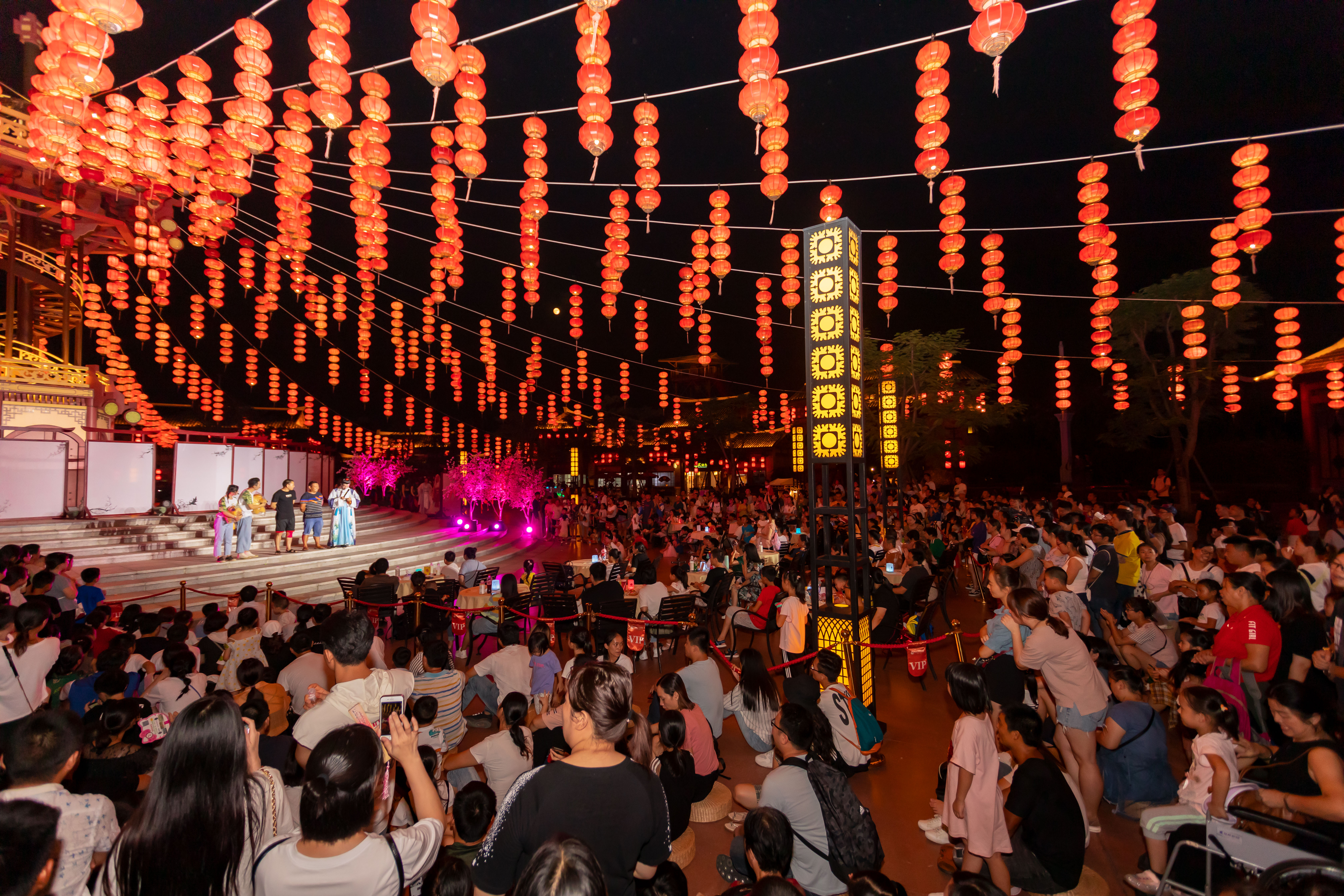 中秋出游家庭唱主角，厦门方特为何备受青睐？现场盛况多图曝光