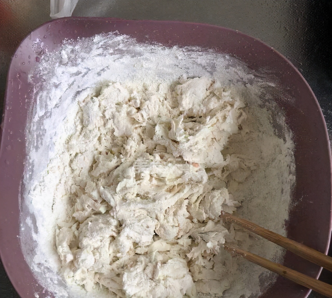 摊山东煎饼怎样和面煎饼不易碎,山东煎饼纯手工粗粮煎饼和面方法