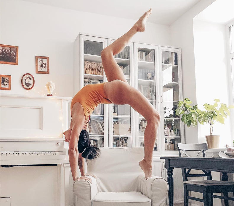 赵薇新剧造型曝光，红衣女侠扮相，高马尾偏分发型英气十足