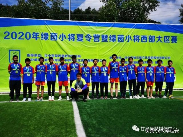 炎炎夏日足球少年挥汗逐梦绿茵场,绿茵场上挥汗如雨足球少年