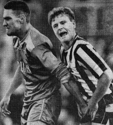 他是创下世界纪录的足坛大流氓，在电影中继续本色出演