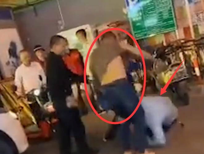 当着民警面踢人一脚,当地回应交警在街边脚踹一男子