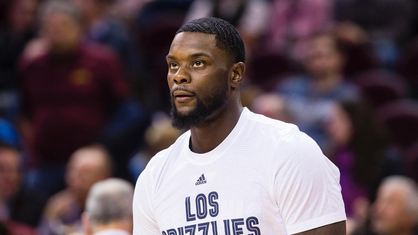 自然熟！辽篮小外个性十足，晒球衣展C位，师弟俨然是个中国通