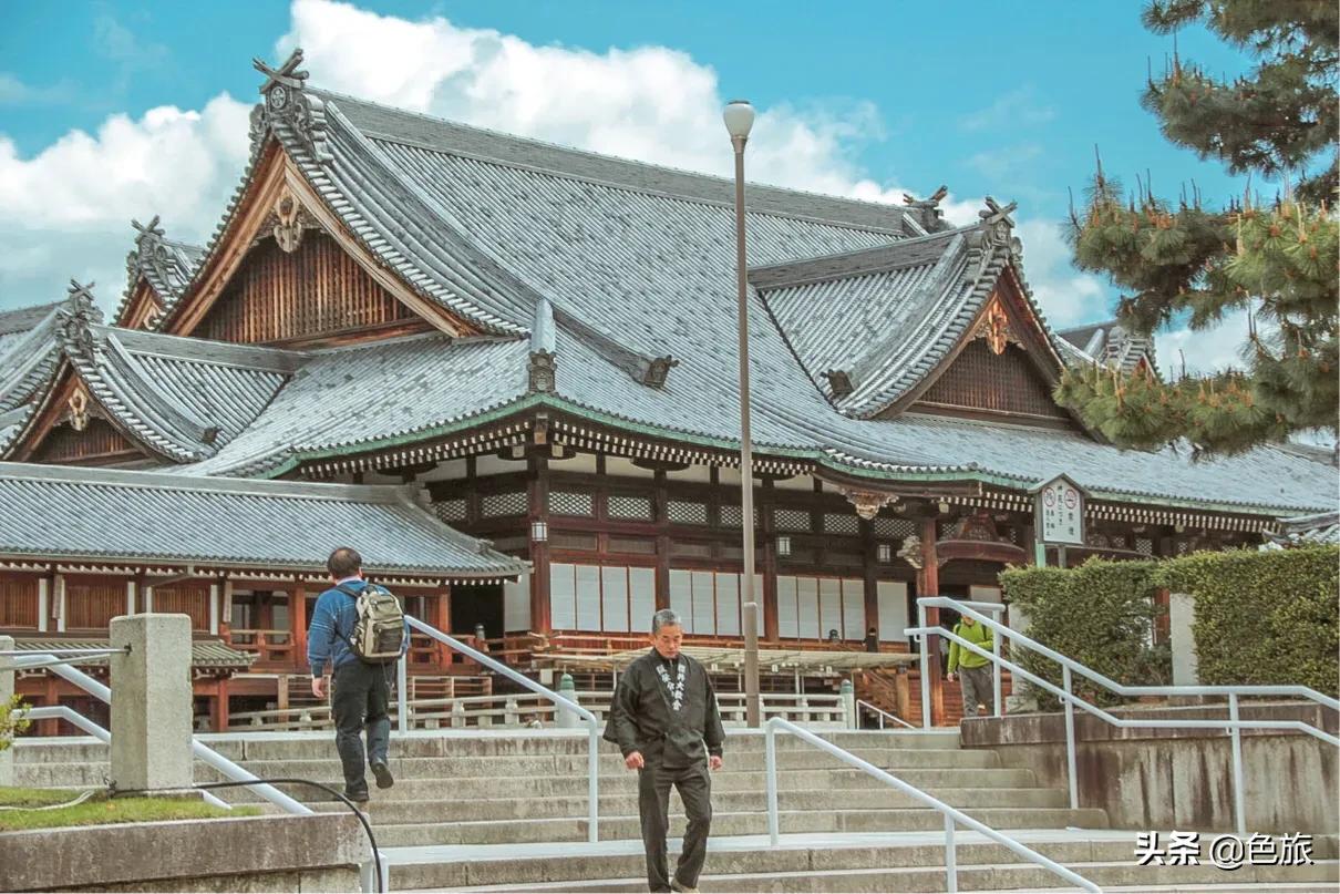 古时一农妇宣称神明附体，创立教会，如今控制了日本的一座城