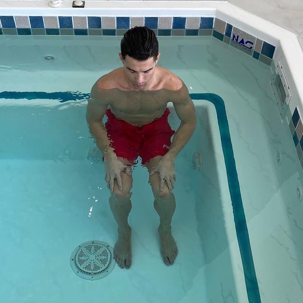 C罗迪拜包豪华游艇度假！与乔治娜骑摩托艇戏水，迷你罗开迷你摩托