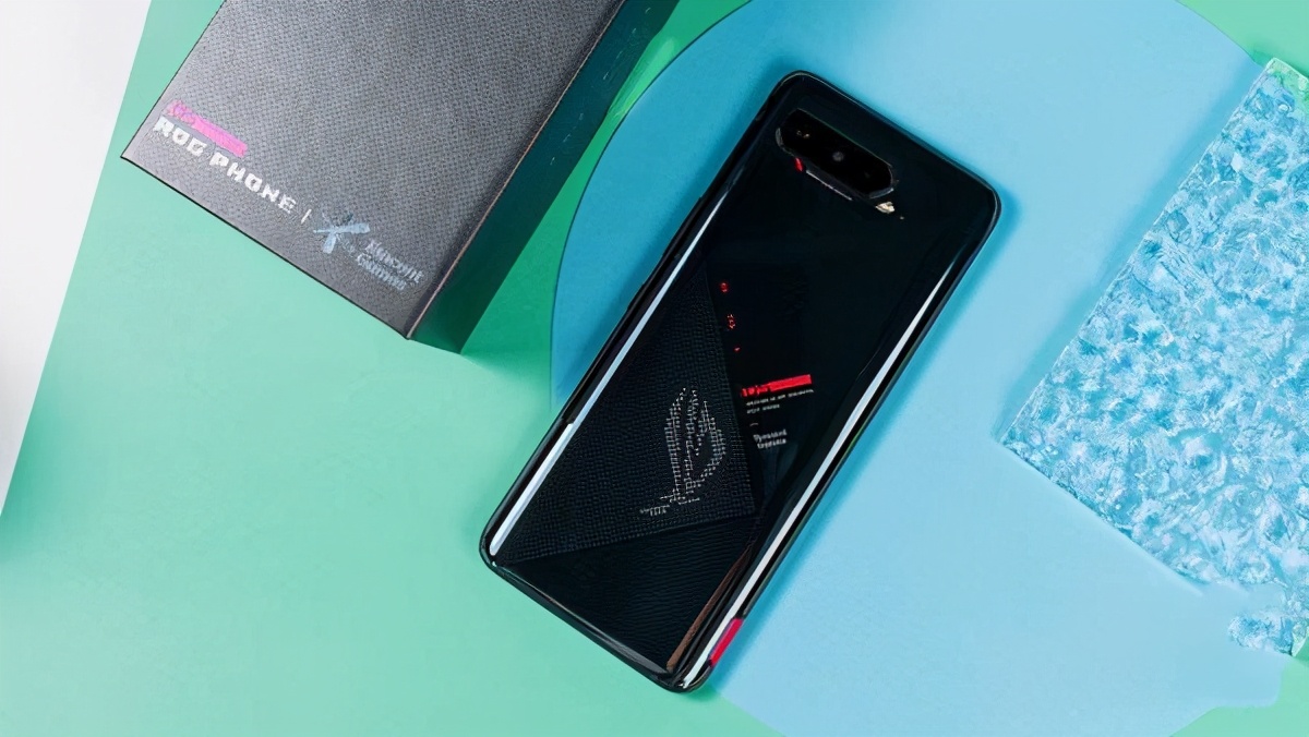 E4材质高刷屏+游戏精灵！ROG5全面能打，老玩家上手都叫好