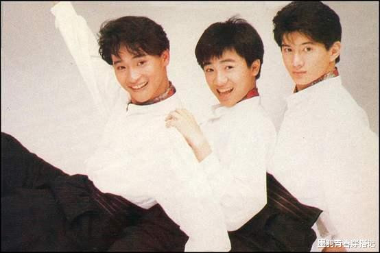 陈志朋回归低调?背3个LV包走机场,走哪都带着五星爱国手机壳