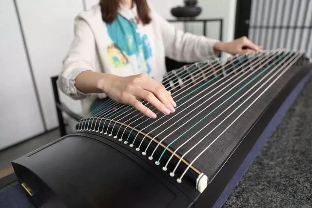 弹古筝触碰琴弦有杂音怎么解决,弹古筝有指甲的杂音是怎么回事