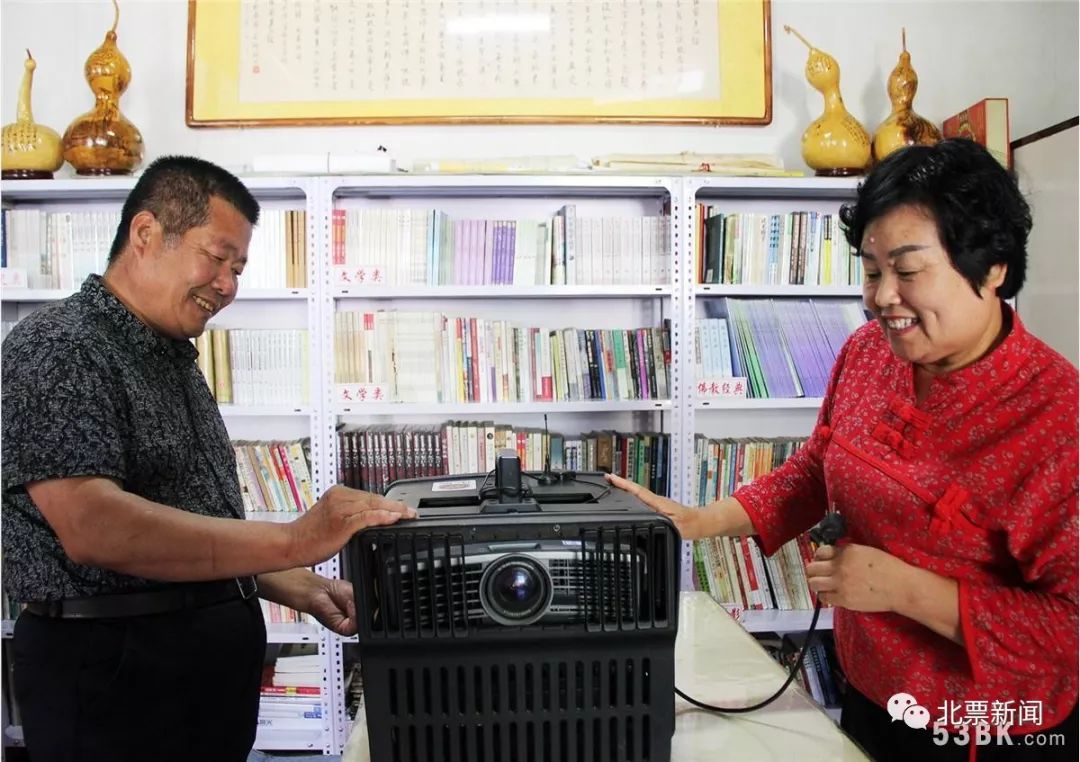 ​24年，他用光影点亮小镇夜空