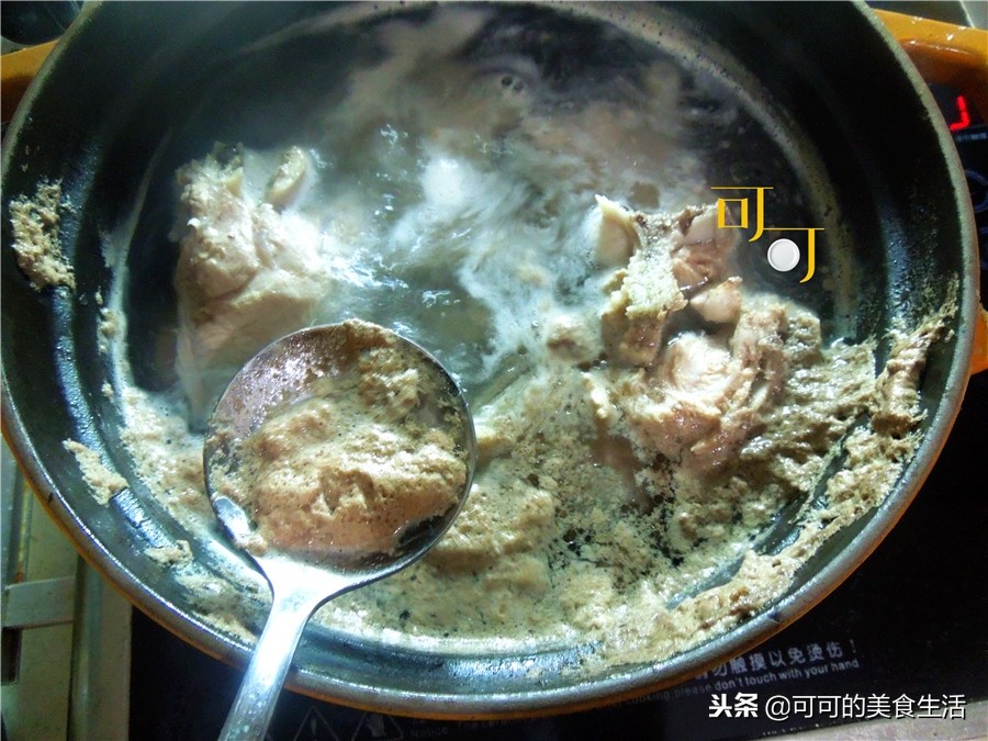 排骨汤加香菇和红萝卜,排骨汤加鱿鱼干