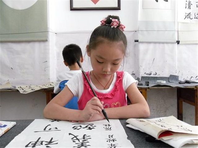 孩子写字挺好就是容易写歪,孩子写字老是容易歪怎么纠正