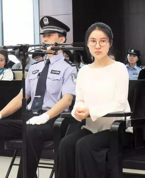 郭美美跟她妈妈照片,郭美美和妈妈一起采访