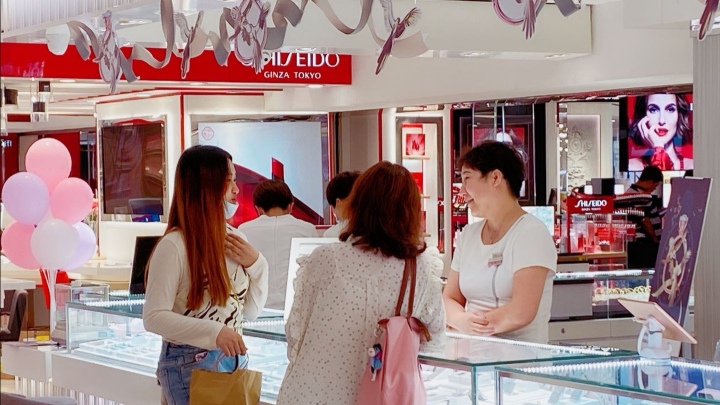 鞍山：七夕中秋将至 商场抢跑传统佳节市场