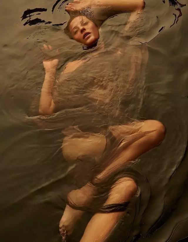 她亲眼看着自己的画作挂进卢浮宫，这位“时尚先锋”不输香奈儿