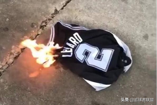 猛龙该不该为伦纳德退役球衣,猛龙球迷烧小卡球衣
