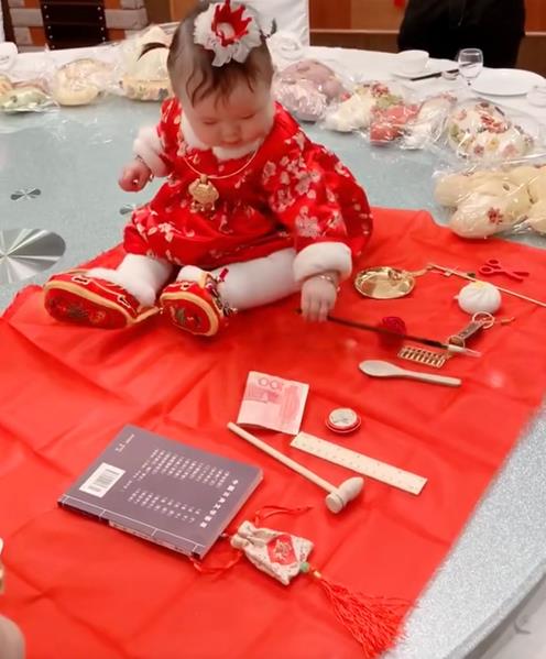 一岁宝宝抓周笑翻众人,宝宝抓周3次都是球