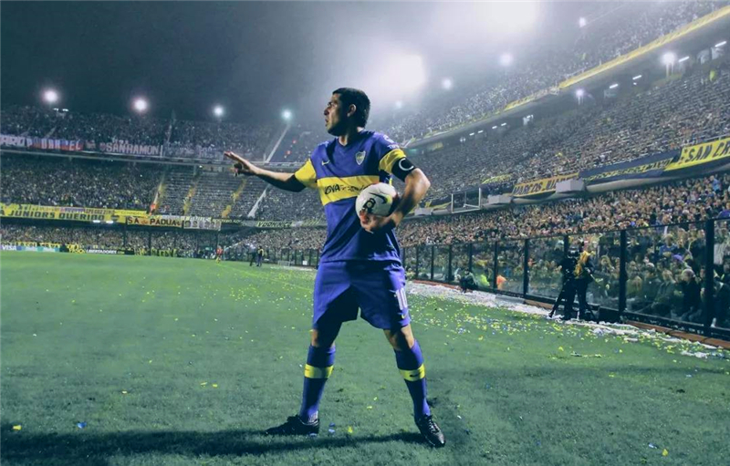 小罗和梅西谁更能拿10号,梅西在巴萨的时候小罗是几号